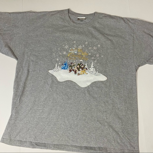 Walt Disney World  Mickey’s Very Merry Christmas Party 2002 T Shirt - Picture 1 of 6